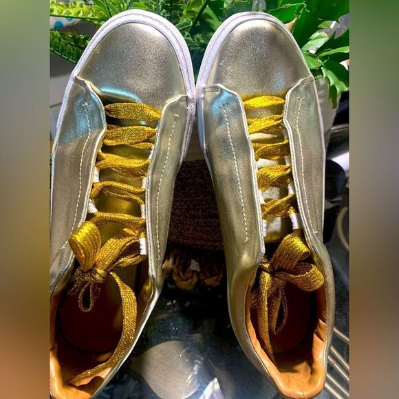 Trendy for 2025 Gold metallic Zara sneakers - Picture 1 of 4